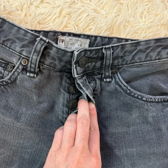 Free People Denim Shorts mid rise washed black SZ 25 button fly raw hem - Picture 3 of 6